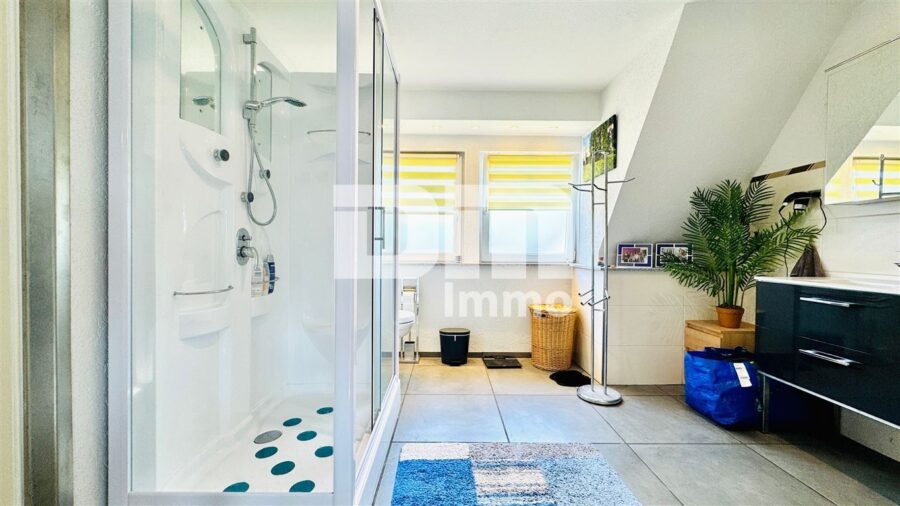 Modernisierte Doppelhaushälfte mit großem Grundstück und vielen Extras - OG / DG Badezimmer / Dusche